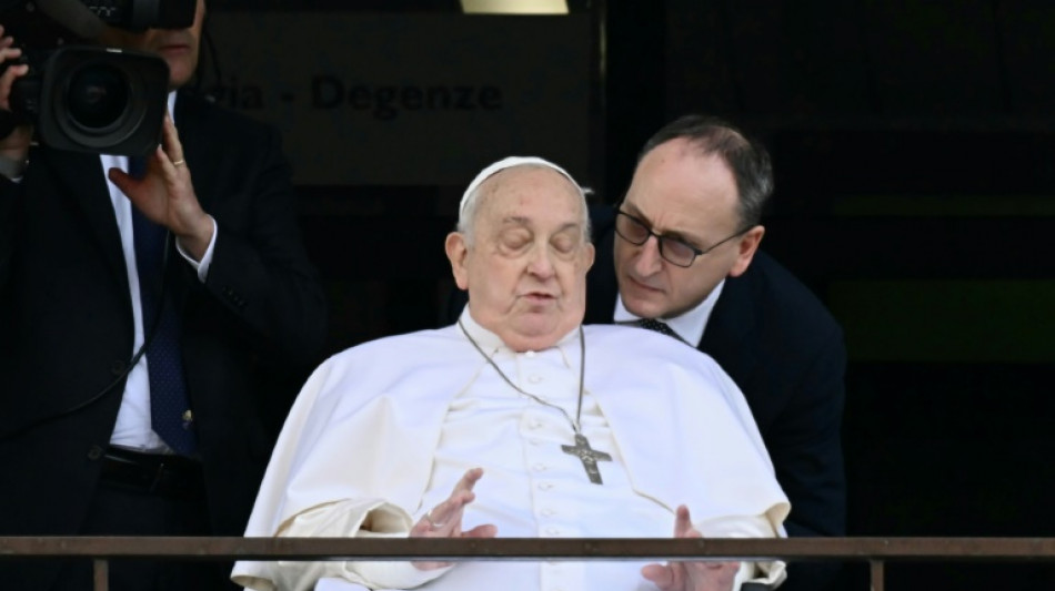 Papst zeigt sich an Fenster von Krankenhaus den Gl&auml;ubigen