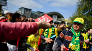 Coupe de France: des cartons rouges anti-Macron distribu&eacute;s, mais peu de sifflets pendant la finale