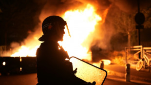 Francia vive escenas de tensi&oacute;n en marcha por joven baleado por la polic&iacute;a
