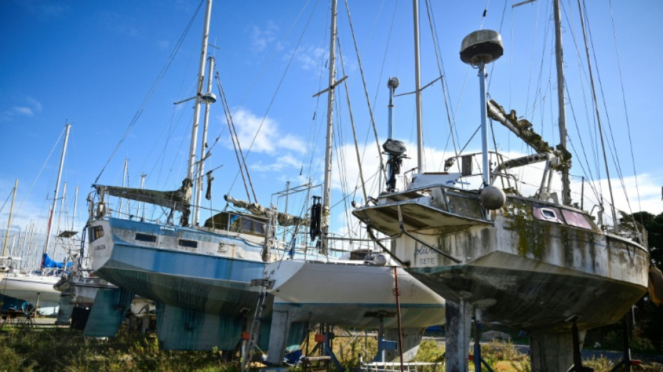 Un "Emmaüs de la mer" à la recherche de trésors recyclables dans les cimetières de bateaux