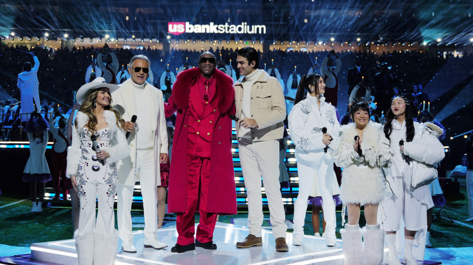 Andrea e Matteo Bocelli con Snoop Dogg a sorpresa nel Super Bowl di Natale