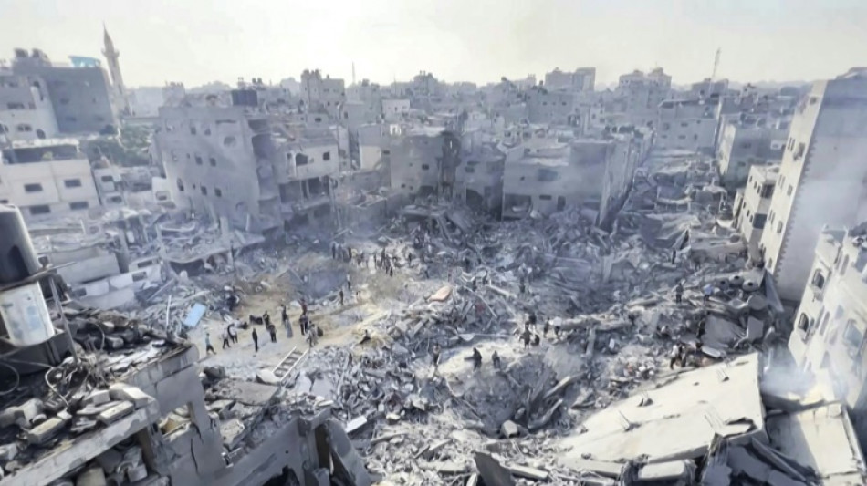 Premi&egrave;res &eacute;vacuations depuis Gaza, Isra&euml;l bombarde un camp de r&eacute;fugi&eacute;s palestiniens