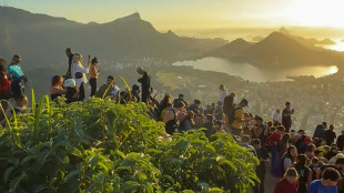 Gun battle traps more than 200 tourists at Rio viewpoint