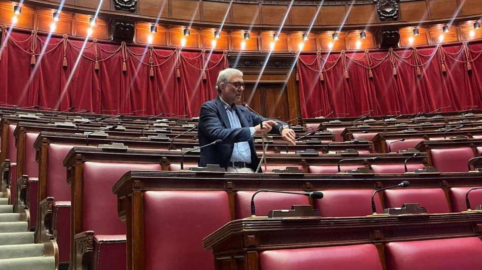 Giachetti si incatena in Aula, 'qui finch&egrave; non si sblocca Vigilanza Rai'