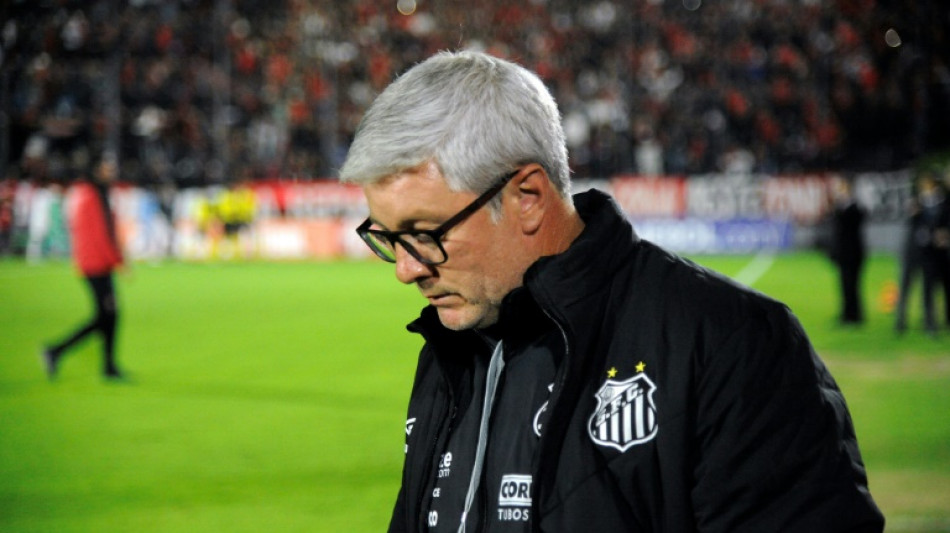 Santos demite Odair Hellmann e &eacute; punido pelo STJD por incidentes na Vila