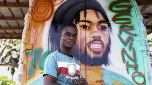 CAN: en C&ocirc;te d'Ivoire, il peint des footballeurs au dos des camions