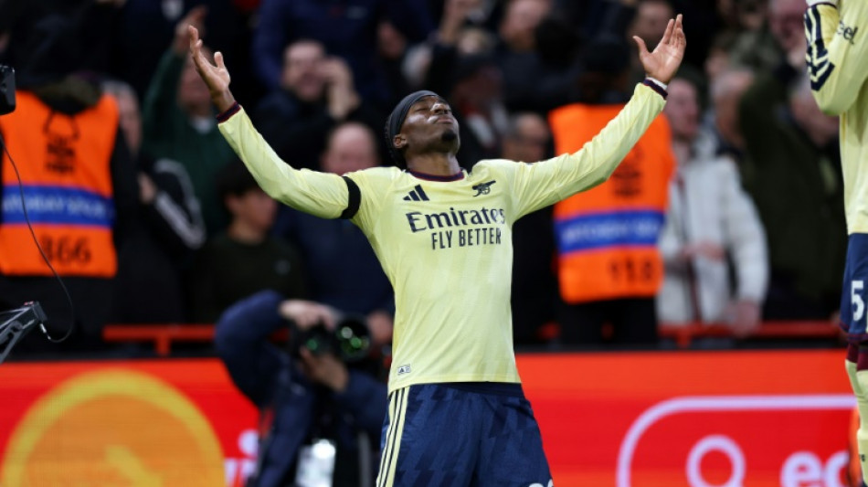 Arsenal vence Nottingham Forest (1-0) e segue na cola do l&iacute;der City