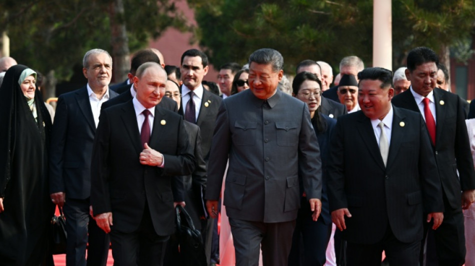 Líderes da China, Rússia e Coreia do Norte assistem a enorme desfile militar em Pequim