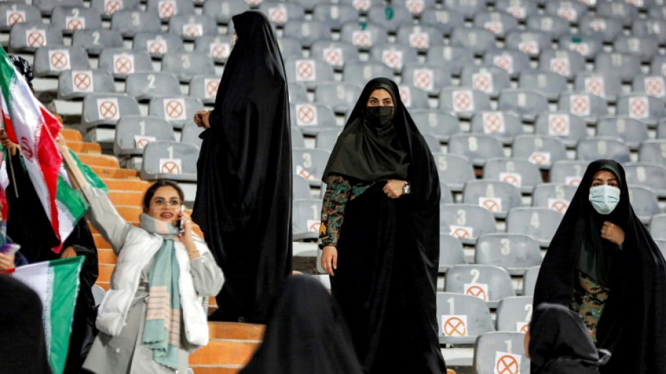 Ir&atilde; tem debate acalorado sobre obriga&ccedil;&atilde;o legal de usar o v&eacute;u