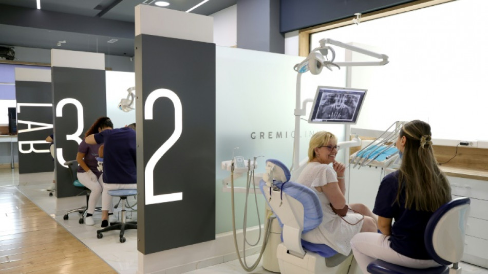 Dientes, labios, pechos: el turismo est&eacute;tico, en auge en la antes aislada Albania