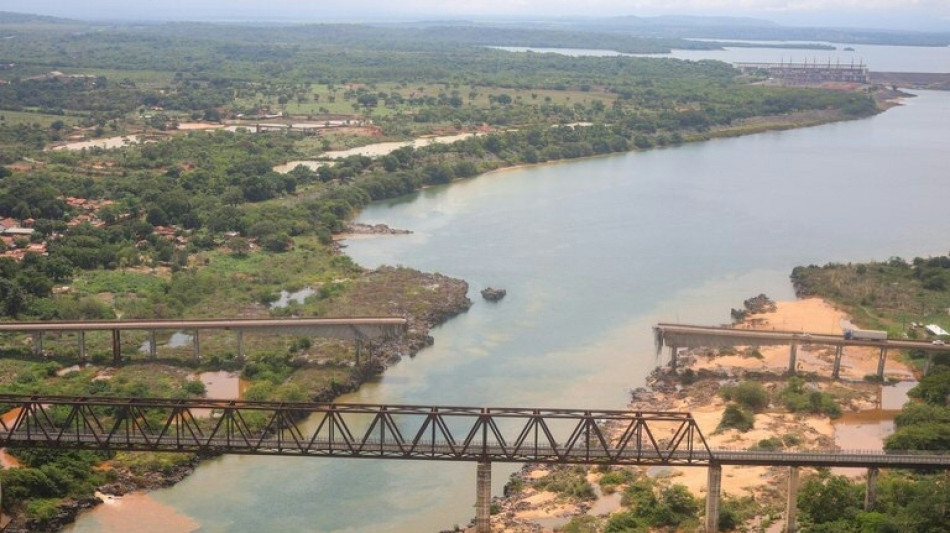 Effondrement d'un pont au Br&eacute;sil: de nouveaux corps retrouv&eacute;s, risque de pollution limit&eacute;