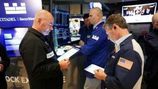 Wall Street ouvre en berne, plomb&eacute;e par le retour des incertitudes commerciales