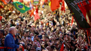 Lula se reinventa como "rey del selfi" para hacer historia en Brasil