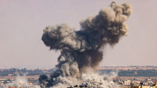Les Palestiniens esp&egrave;rent l'arriv&eacute;e de l'aide &agrave; Gaza, Isra&euml;l poursuit ses bombardements