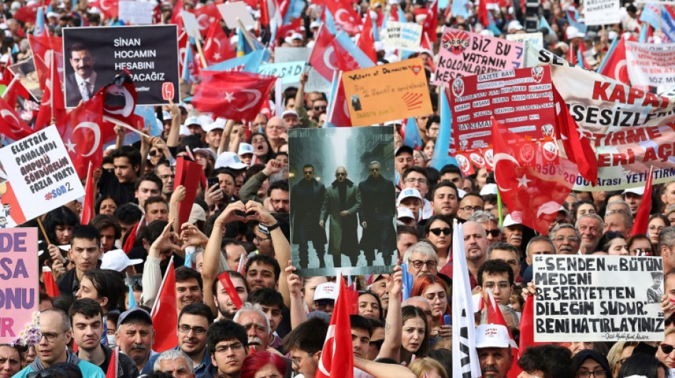 Turquie: Erdogan en pri&egrave;re, Kili&ccedil;daroglu chez Atat&uuml;rk avant le scrutin d&eacute;cisif