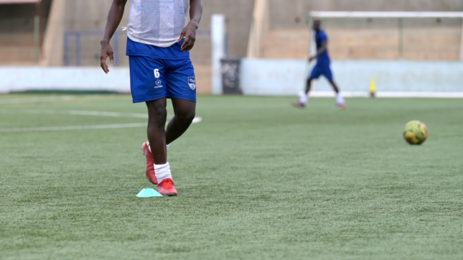 A Dakar, les jeunes footballeurs se d&eacute;m&egrave;nent pour fouler les pelouses synth&eacute;tiques