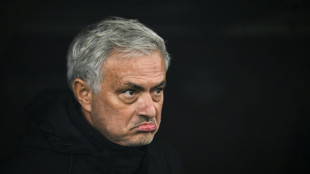 Benfica demite Bruno Lage após derrota na Champions e busca contratação de Mourinho