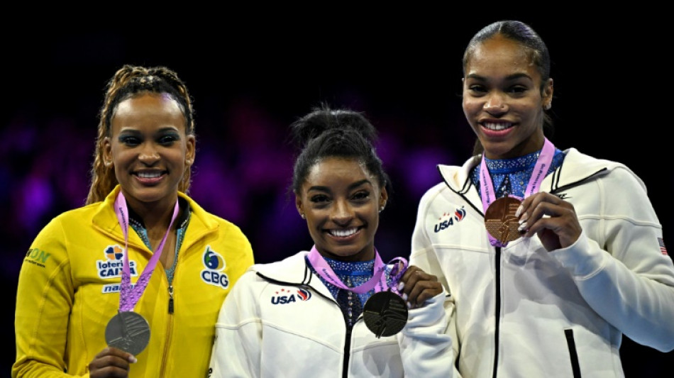 Simone Biles &eacute; campe&atilde; mundial no individual geral da gin&aacute;stica; Rebecca Andrade &eacute; prata