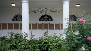 Trump cuelga una foto de una m&aacute;quina de firmar autom&aacute;tica en lugar de Biden en la Casa Blanca