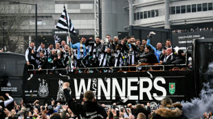Milhares de torcedores vão às ruas para comemorar título do Newcastle na Copa da Liga