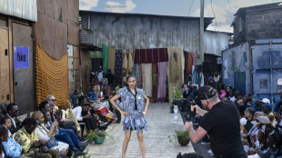 De la d&eacute;charge au podium: au Kenya, les v&ecirc;tements de seconde main ont leur d&eacute;fil&eacute; de mode