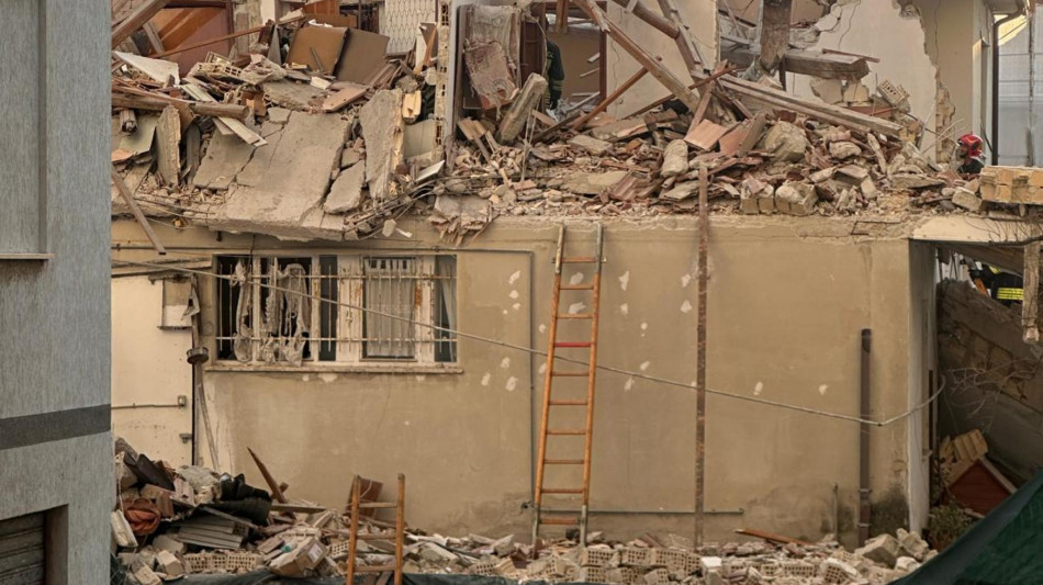 Una palazzina crolla dopo un'esplosione nel Fermano, un morto e due feriti