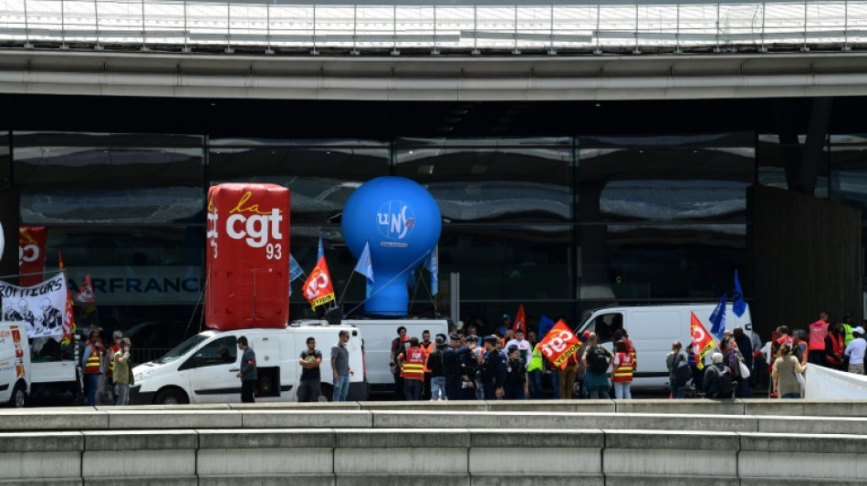 A&eacute;roports parisiens: fin de la gr&egrave;ve des pompiers, les autres personnels n&eacute;gocient toujours
