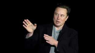 Musk dit qu'il va r&eacute;tablir les comptes Twitter suspendus de journalistes