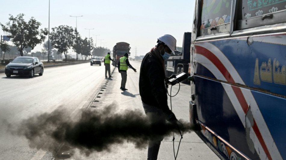 Irrespirable en hiver, Islamabad se met &agrave; contr&ocirc;ler les automobilistes