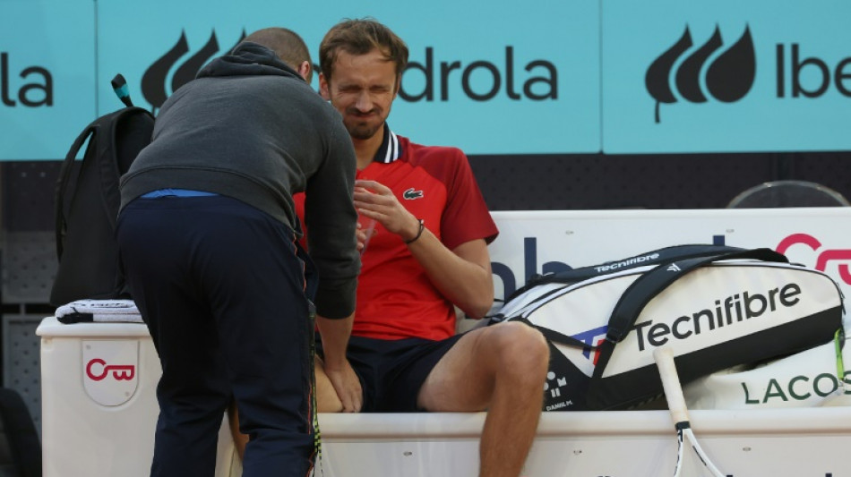 Medvedev sente les&atilde;o e abandona em Madri contra Lehecka, que vai &agrave;s semifinais