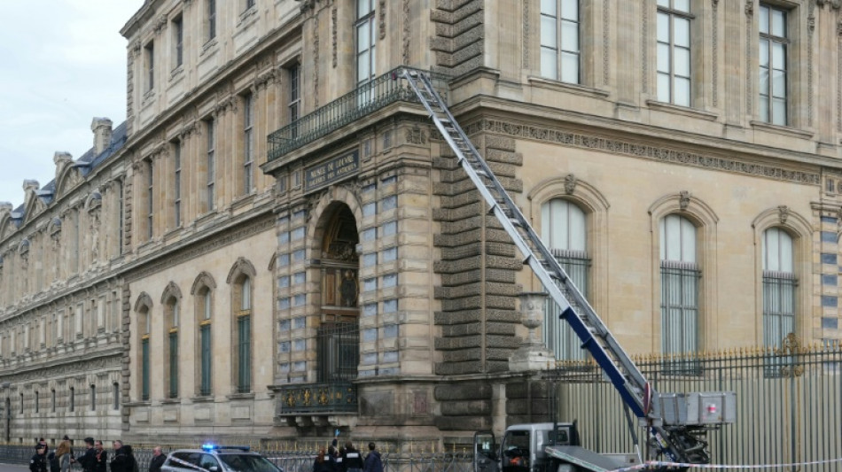 Louvre permanece fechado ap&oacute;s roubo de joias