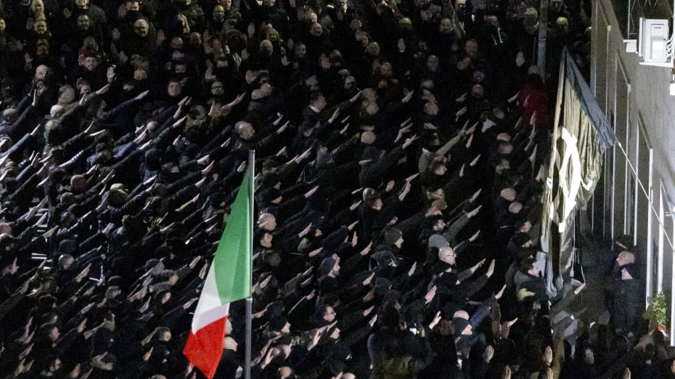 Centinaia ad Acca Larentia fanno il saluto romano