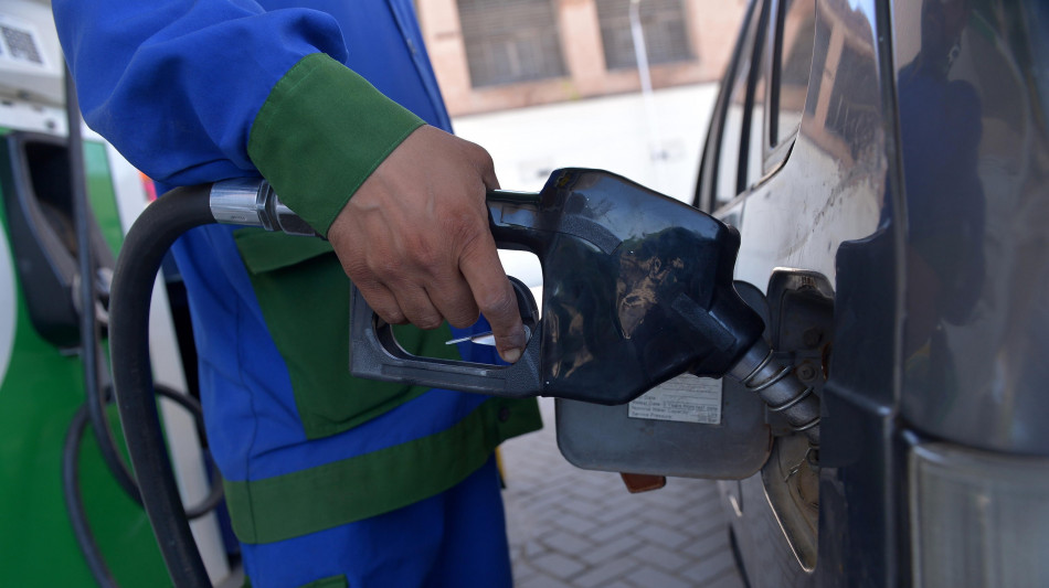 ++ I prezzi dei carburanti avanzano ancora, benzina a 2,025 euro in autostrada ++