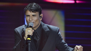 L'Ariston impazzisce per Sal da Vinci e lui si commuove