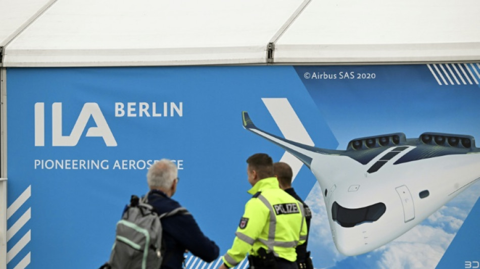 Luftfahrtmesse ILA in Berlin er&ouml;ffnet - Kanzler gibt Branche R&uuml;ckendeckung