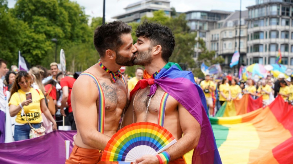 Foule arc-en-ciel &agrave; Londres pour la Marche des fiert&eacute;s
