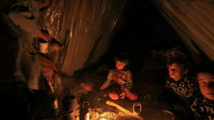 En precarias carpas, los desplazados de Gaza luchan contra el fr&iacute;o quemando pl&aacute;sticos