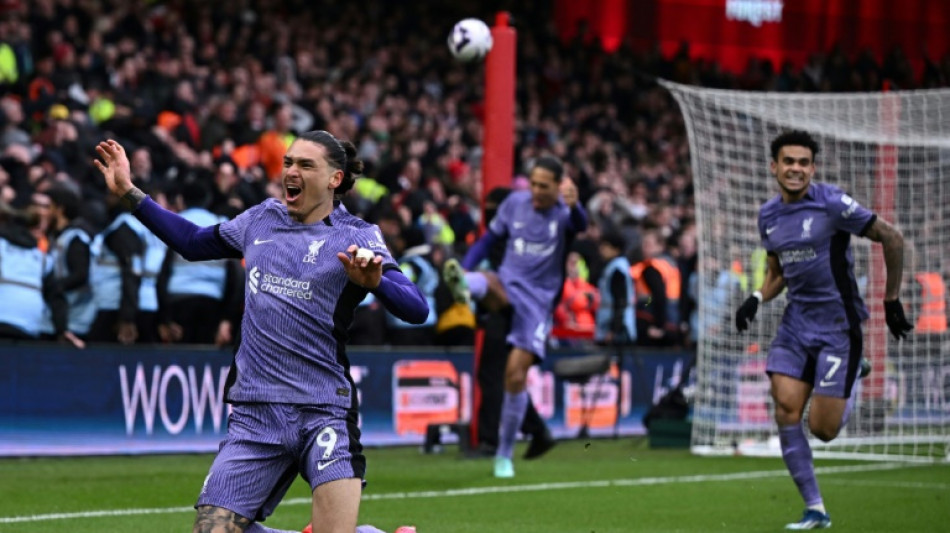 Angleterre: Liverpool miracul&eacute;, Chelsea encore frustr&eacute;