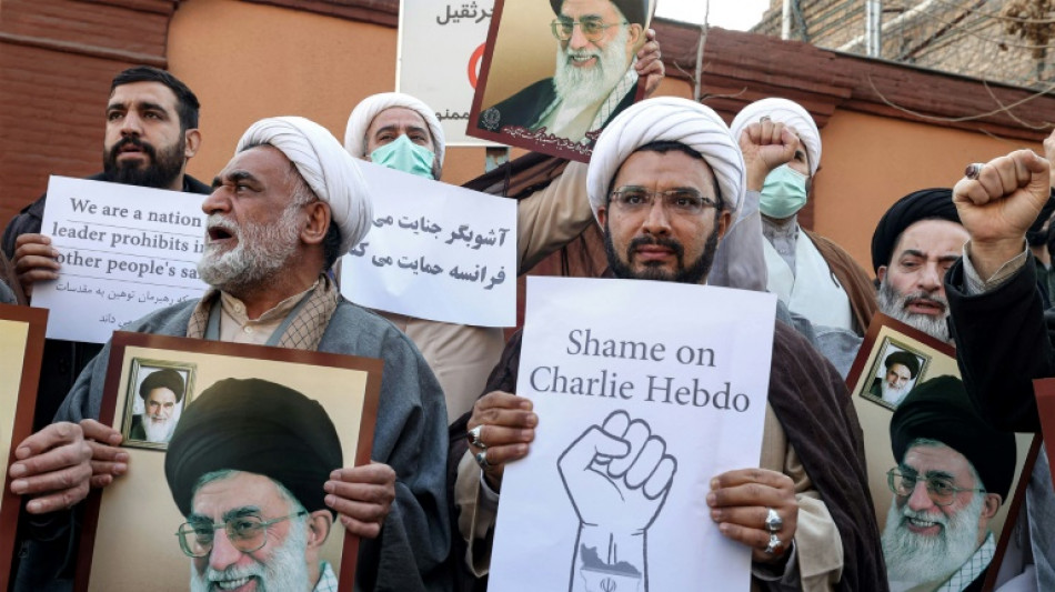 Iran&iacute;es protestan frente a Embajada de Francia en Teher&aacute;n por caricaturas