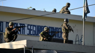 Pol&iacute;cia da Guatemala liberta ref&eacute;ns em uma das pris&otilde;es onde membros de gangues estavam amotinados