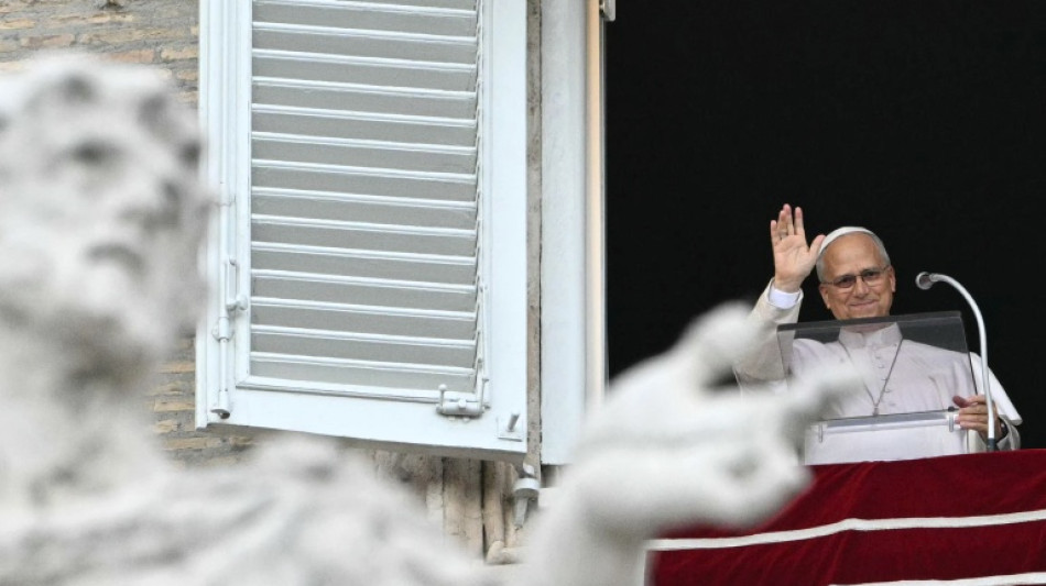 Papa sa&uacute;da multid&atilde;o no Vaticano pela primeira vez desde sua cirurgia de c&acirc;ncer