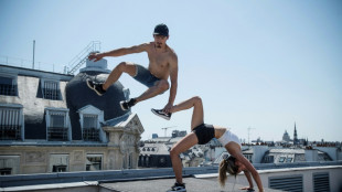 Parkour: Itin&eacute;raire vertigineux d'un duo sur les toits de Paris