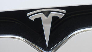 Kraftfahrt-Bundesamt pr&uuml;ft Spurwechselfunktion von Tesla-Modellen