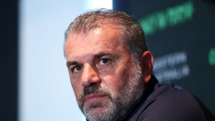 Kane est&aacute; 'totalmente comprometido' com o Tottenham, diz treinador