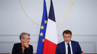 Remaniement: Macron mise sur la "continuit&eacute;" et "l'efficacit&eacute;"