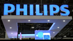 Philips, plomb&eacute; par un rappel de respirateurs, supprime 4.000 postes