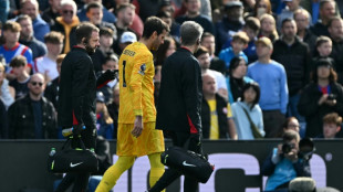 Com les&atilde;o na coxa, goleiro Alisson ficar&aacute; afastado por 6 semanas