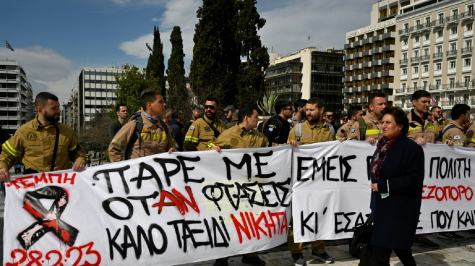 "Appelle-moi quand tu arrives", un message maternel devenu slogan des Grecs en col&egrave;re