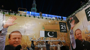 Exprimer ministro de Pakist&aacute;n exiliado regresa a su pa&iacute;s