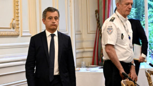 Col&egrave;re des policiers: l'Int&eacute;rieur
hausse le ton contre les arr&ecirc;ts maladie 